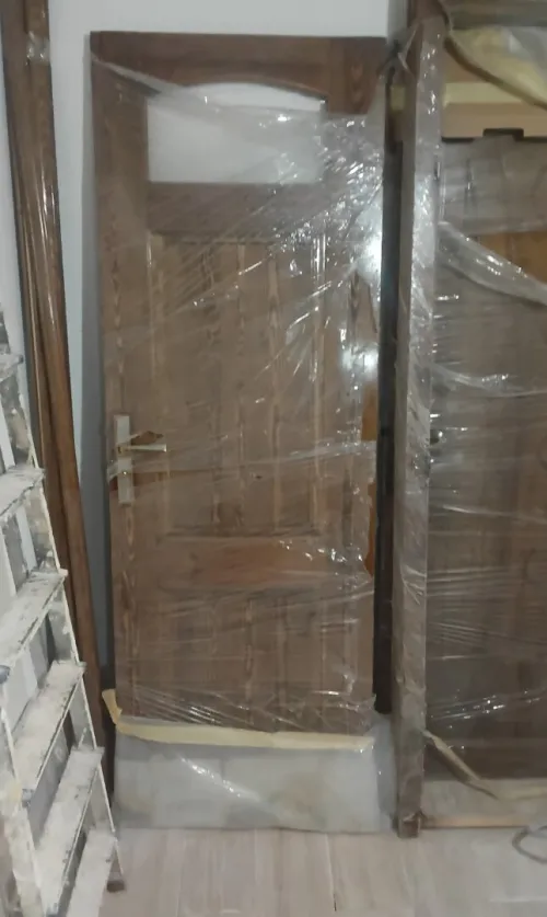 Portes en bois rouge + cadres chambre et salle de bain