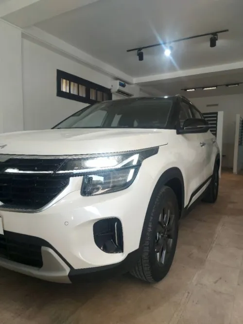 Kia Seltos 2025 Luxury with blackroof