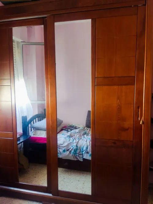 Armoire 2 portes coulissantes en bois massif avec miroir