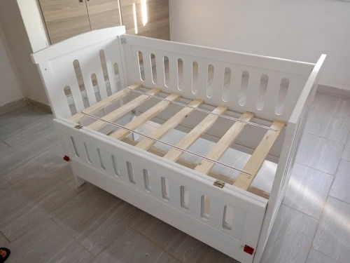 Lit bébé bois rouge سرير بيبي 