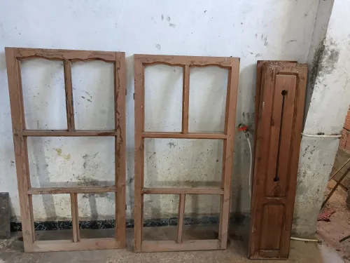 Fenêtre en bois et porte bois rouge