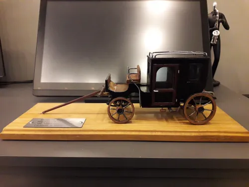 Maquette de calèche BROUGHAM Hippomobile, modèle de 1890 (42x15x15)
