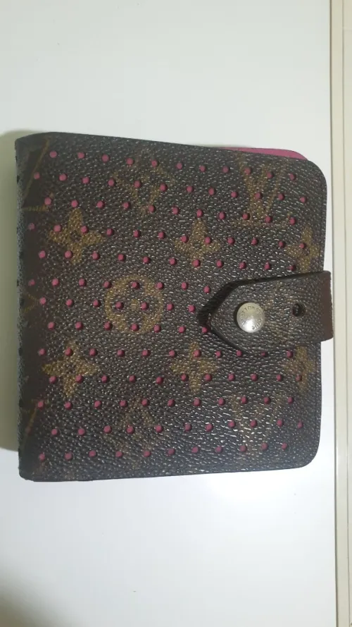Portefeuille Louis Vuitton authentique  édition limitée perforé