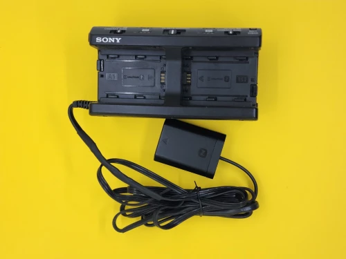 Sony Adaptateur multi batteries NPA-MQZ1K
