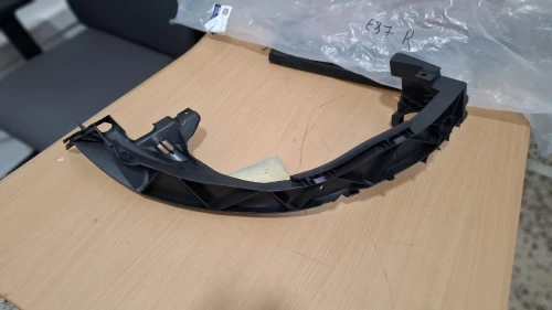 Porte phare droite bmw e87