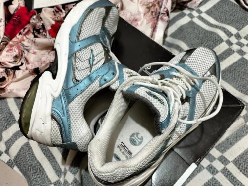 CHAUSSURES DE SPORT- UTILISEES ET EN TRES BON ETAT, TRES PROPRES