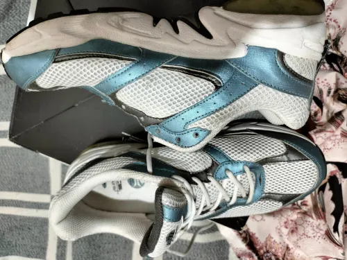 CHAUSSURES DE SPORT- UTILISEES ET EN TRES BON ETAT, TRES PROPRES