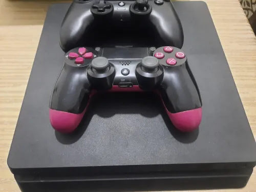 Ps 4 avec deux manettes et casque a 39000 Da presque neuf habat kabba