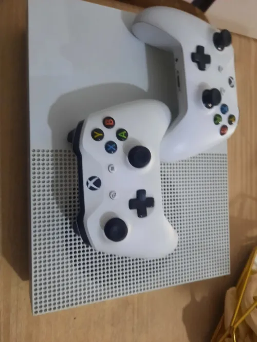 Xbox one s avec deux manette a 39000 Da presque neuf habat kaba