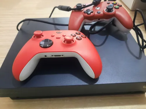 Xbox one X avec deux manettes a 42000 Da presque neuf habat kaba