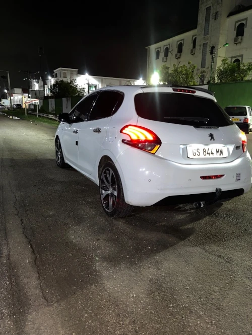 Peugeot 208 2013 Feline