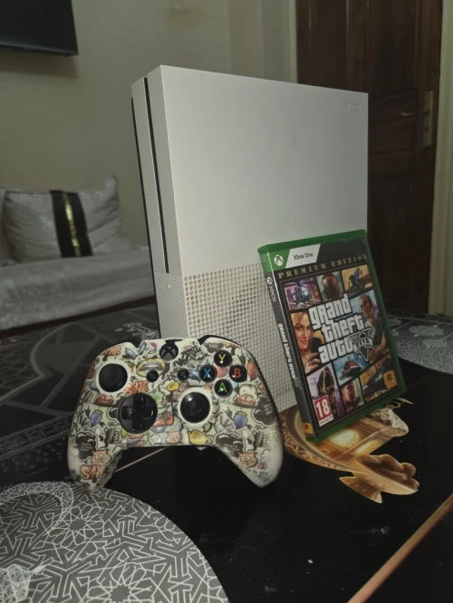 Xboxones+gamepass 2 mois+cd gta5