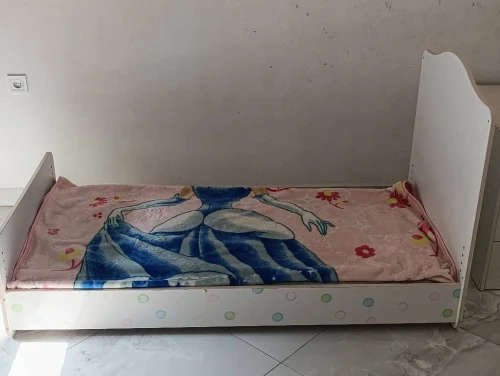 Armoire et lit enfant