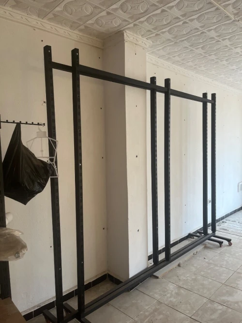 Vitrine + traitaux + manequin + ceintre + fourjiture magasin enfants