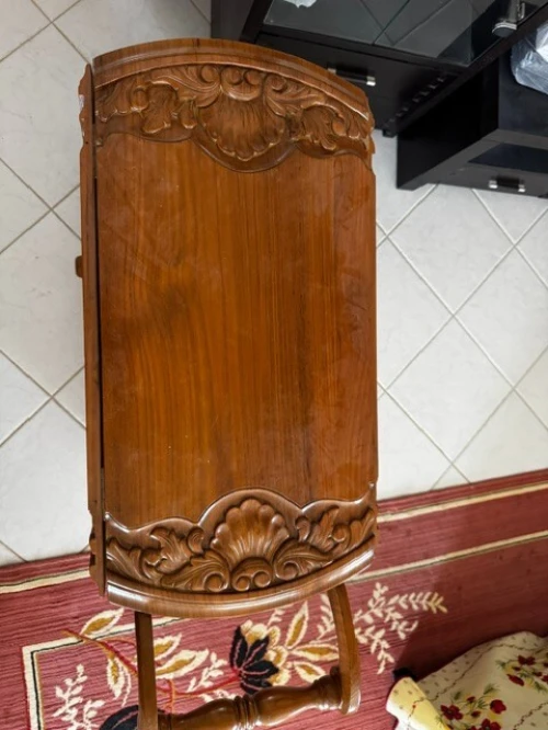 Meuble bar / desserte en bois massif vintage sur roulettes