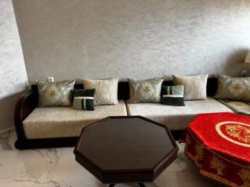 Salon Marocain Complet  Style traditionnel  Bois sculpté  Tissu jacquard doré