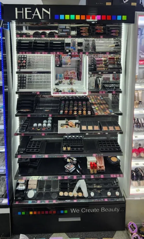 Prisontoir cosmétiques et maquillage 