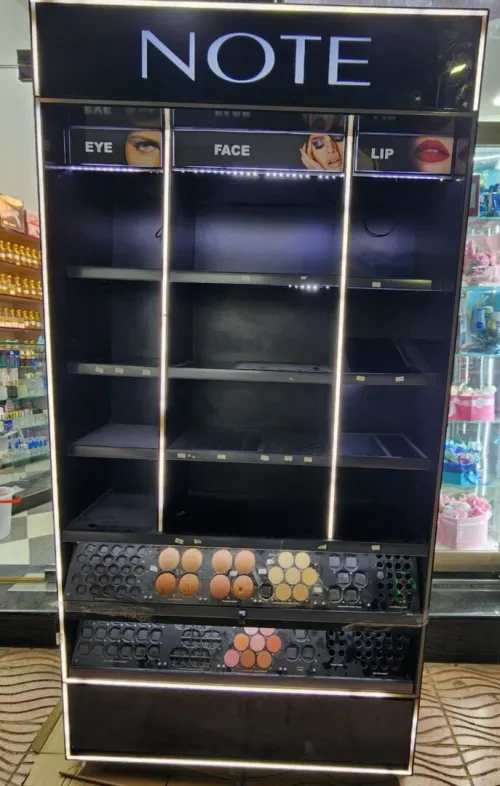 Prisontoir cosmétiques et maquillage 