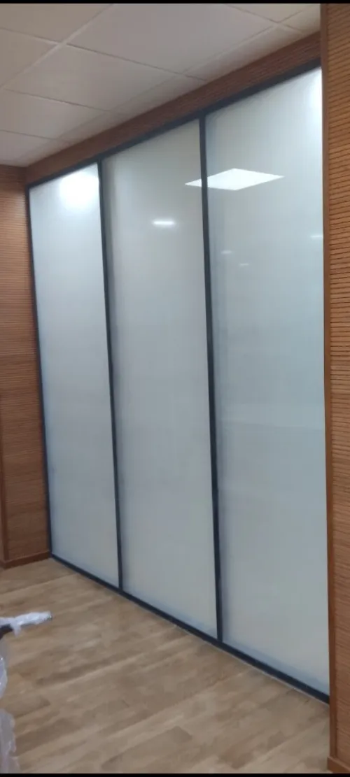 Cloison amovible et séparation de bureaux 