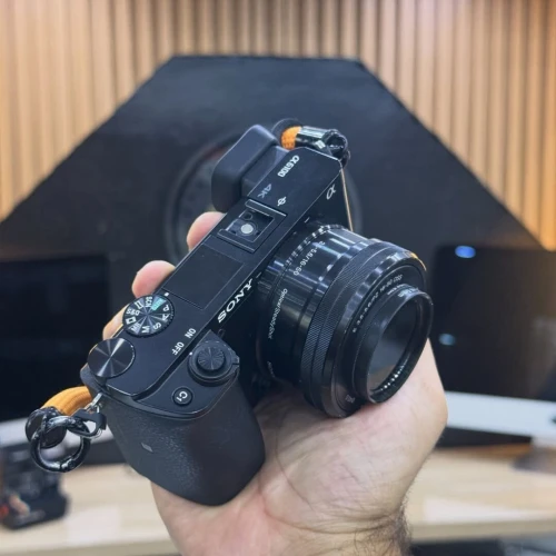 Sony A6100 avec 16-50mm en excellent état batterie et chargeur