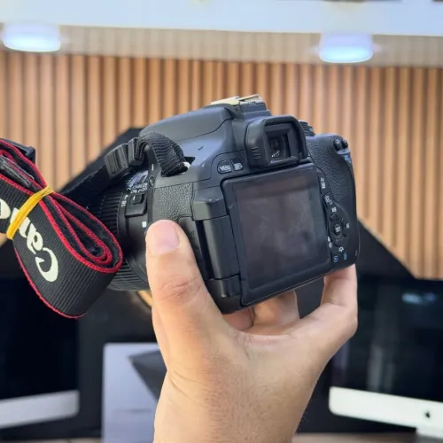 Canon 600D avec 18-55mm en excellent état batterie et chargeur