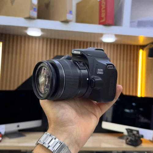 Canon 250D avec 18-55mm en excellent etat comme neuf avec batterie chargeur