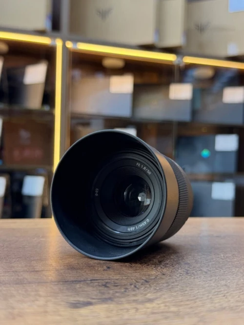 Sony 50mm 1.8 FE en excellent etat avec deux bouchons parasoleil