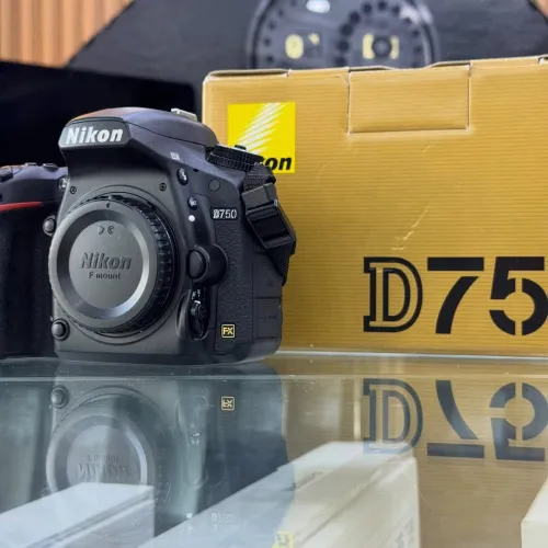 Nikon D750 boitier nu en excellent état avec batterie et chargeur  Click : 7k