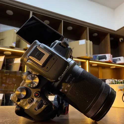 Canon r10 avec 18-150 dans un excellent état comme neuf avec batterie et chargeur