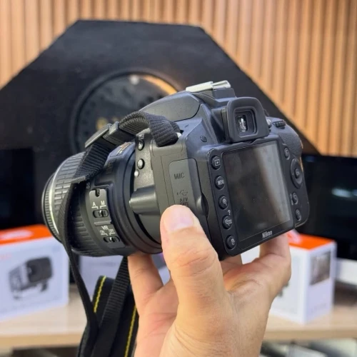 Nikon D3200 avec 18-55mm en excellent état batterie et chargeur