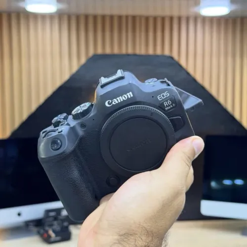Canon R6 MARK II boitier nu en excellent état batterie et chargeur