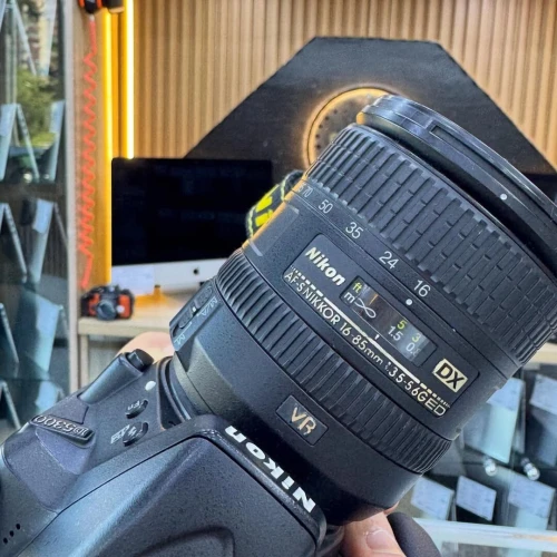 Nikon D5300 avec objectif 16-85mm en excellent état batterie et chargeur