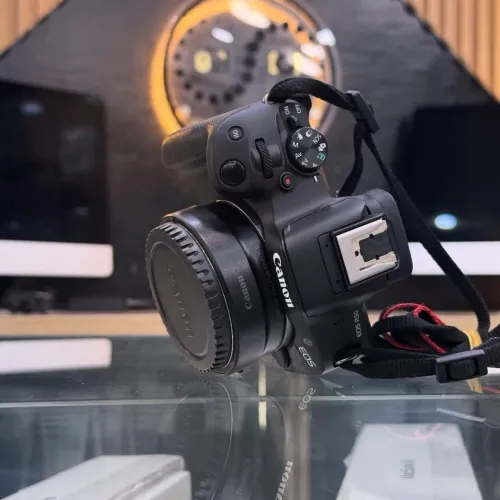 Canon R50 avec bague RF-EF en excellent état batterie et chargeur