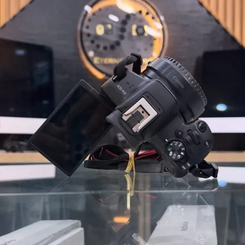Canon R50 avec bague RF-EF en excellent état batterie et chargeur