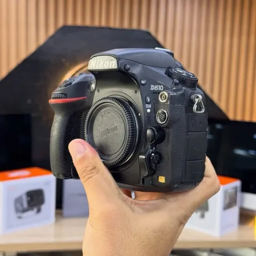 Nikon D810 boitier nu en bon état avec batterie et chargeur