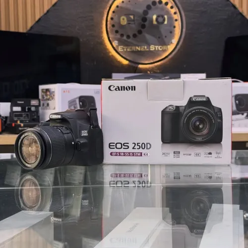 Canon 250D avec 18-55mm comme neuf avec batterie et chargeur