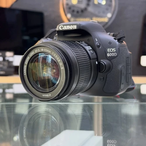 Canon 600D avec 18-55mm en excellent état batterie et chargeur