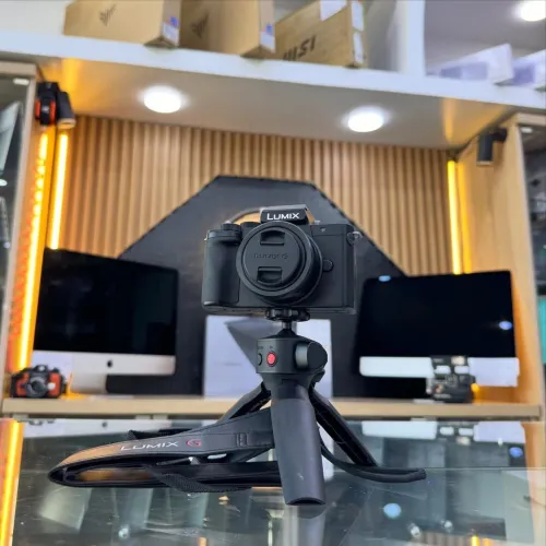 Lumix G100 (4K) avec 12-32mm F3.5-5.6 en excellent état avec batterie et chargeur