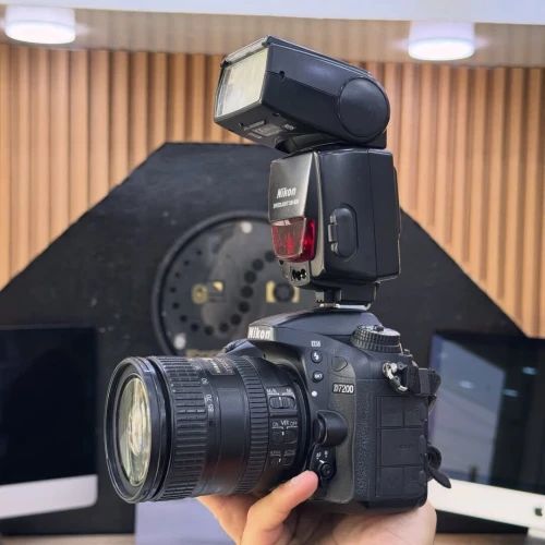 Nikon D7200 lens 16-85mm flash SB-800 en excellent état batterie et chargeur