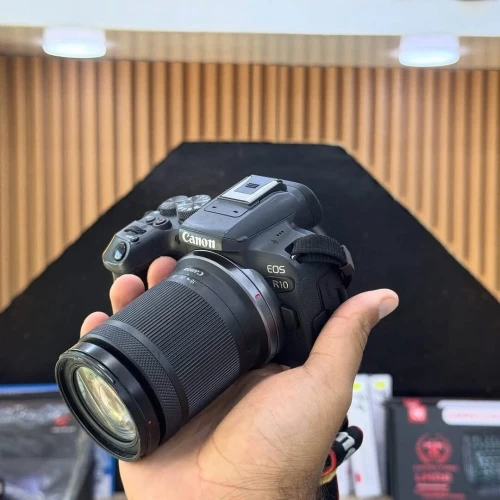 Canon R10 avec 18-150mm en excellent état