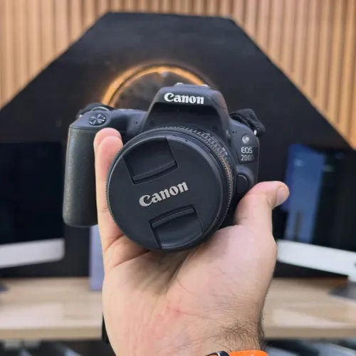 Canon 200D avec 18-55mm STM comme neuf avec batterie et chargeur