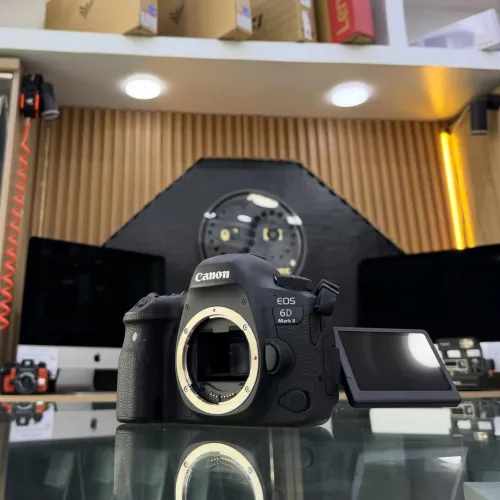 Canon 6D Mark II boitier nu en excellent état batterie et chargeur