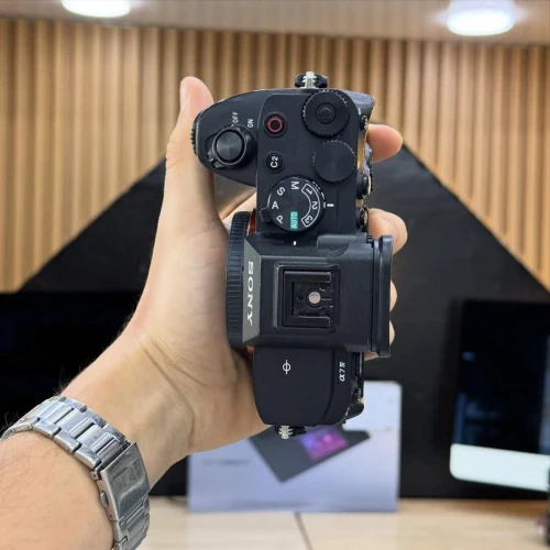 Sony a7 iv en tres bon état avec batterie et chargeur