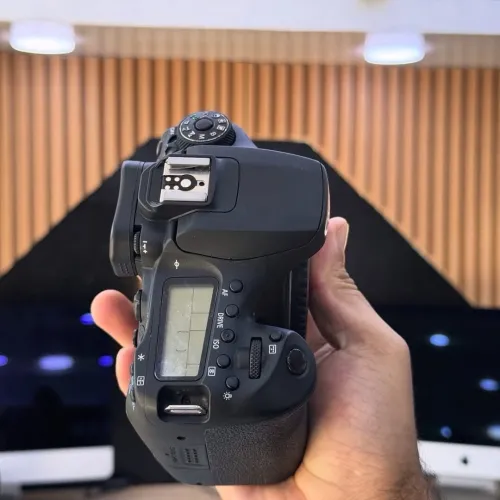 Canon 90D boitier nu en excellent état batterie et chargeur