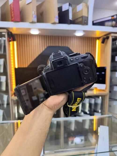 Nikon D5100 avec objectif 18-55 en excellent état batterie et chargeur