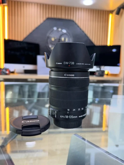 Objectif canon 18-135mm 1:3.5-5.6 IS STM en excellent état.