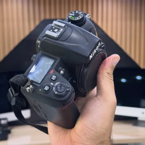 Nikon D7000 boitier nu en excellent état batterie et chargeur