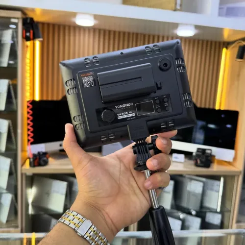 YONGNUO YN300 PRO LED vidéo light Bi-color en excellent état avec batter et chargeur et le bras portable