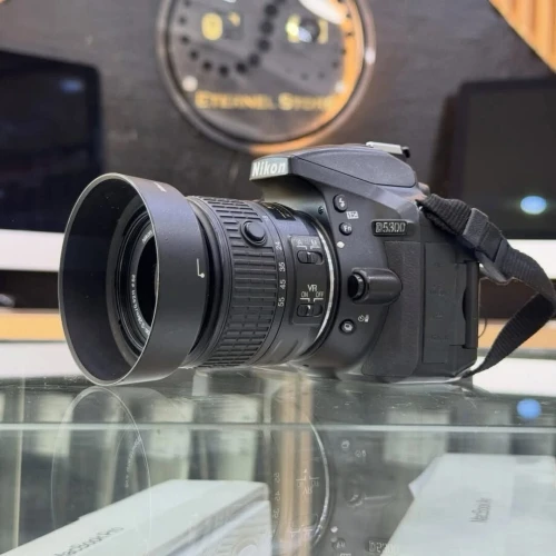 Nikon D5300 avec 18-55mm en excellent état batterie et chargeur