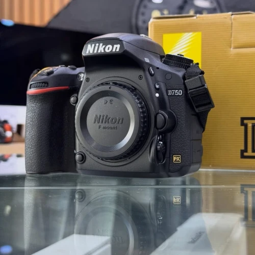Nikon D750 boitier nu en excellent état avec batterie et chargeur